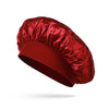 Bonnet pour cheveux en satin de soie rouge profond, vu de côté.