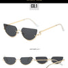 Un set de gafas de estilo retro con montura de gato dorado, mostradas de frente y de atrás.