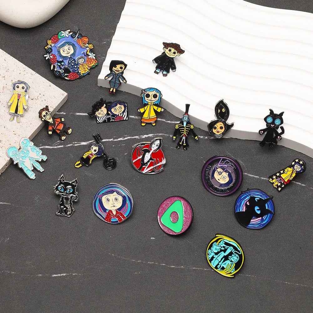 Collection de pins et épingles en émail de personnages de films d'horreur animés, disposés sur une surface gris foncé.