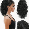 Extensiones de cola de garra rizadas negras usadas en el cabello de una mujer