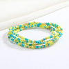 Pulsera hecha de pequeñas cuentas de colores, en tonos amarillo y turquesa.