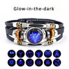 Ein Stapel leuchtender Lederarmbänder mit silber-schwarzem Design.