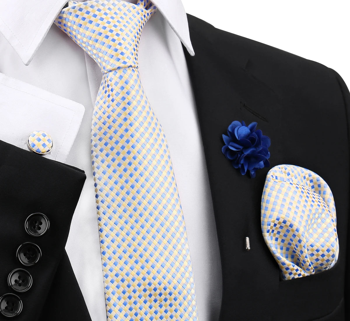 Blau-gelkariertes Krawattenmuster vor weißem Hemd und schwarzer Jacke mit blauer Blumenspange