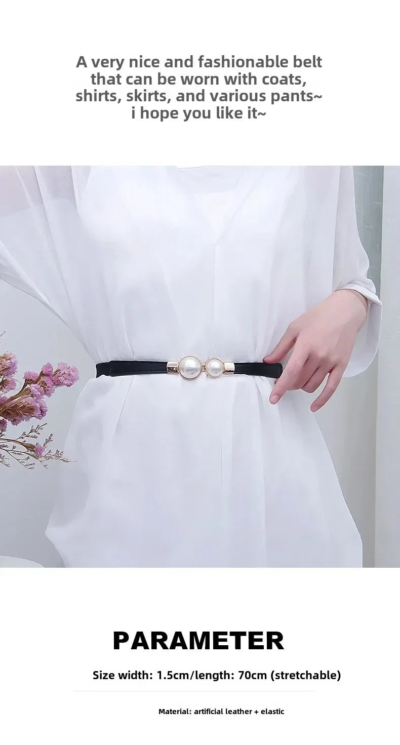 Ein weißes Kleid mit einem eleganten Perlengürtel um die Taille.