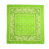 Tela cuadrada verde lima brillante con intrincados bordados de cachemira blanca y un patrón central cuadrado.