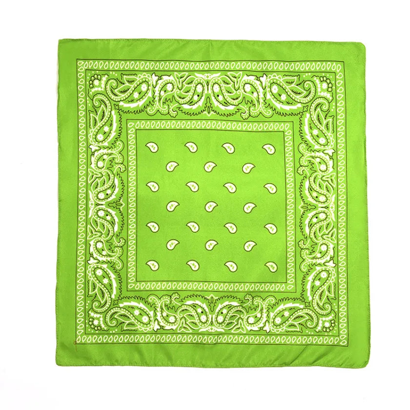 Tela cuadrada verde lima brillante con intrincados bordados de cachemira blanca y un patrón central cuadrado.
