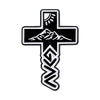 Broche émail noire en forme de croix avec un motif de montagne et de rayons de soleil.