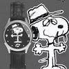 Silberuhr mit schwarzem Armband und weißer Cartoon-Zeichnung von Snoopys Kopf