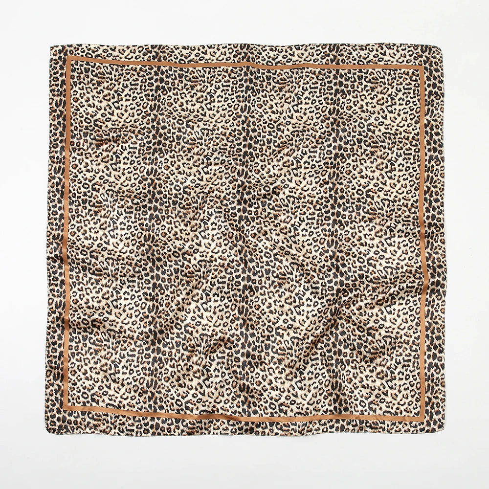 Quadratisches Stoffmuster mit Leopardenmuster und braunem Rand.