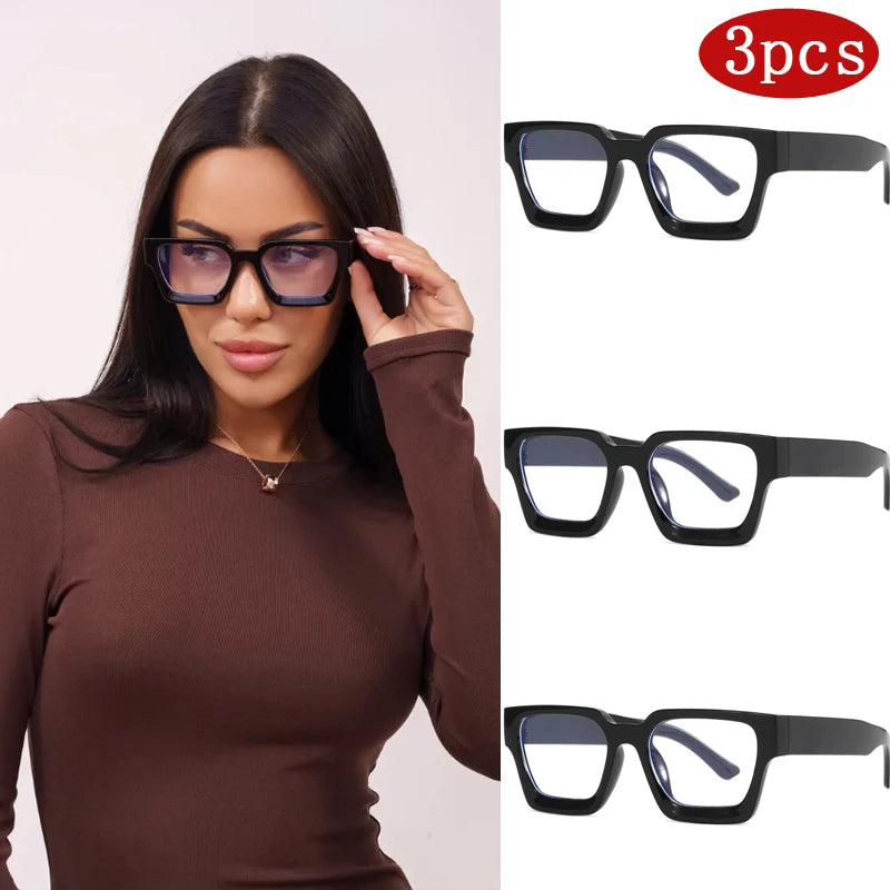 Tres pares de monturas de gafas cuadradas negras vintage mostrados sobre un fondo blanco.