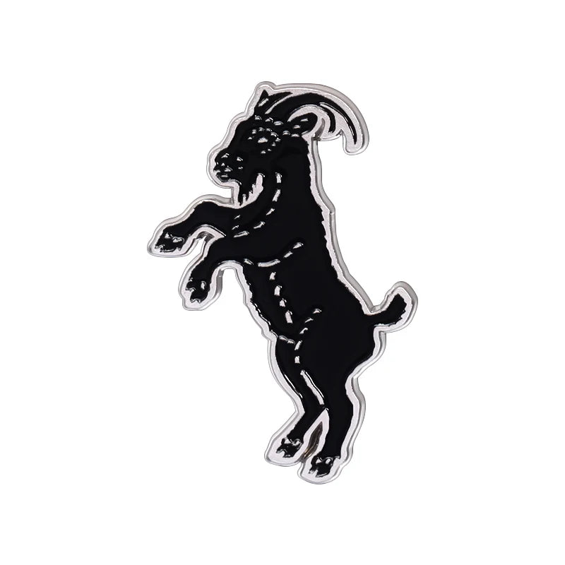 Silhouette noire d'une tête de félin sautant, épinglet en émail à bordure argentée.