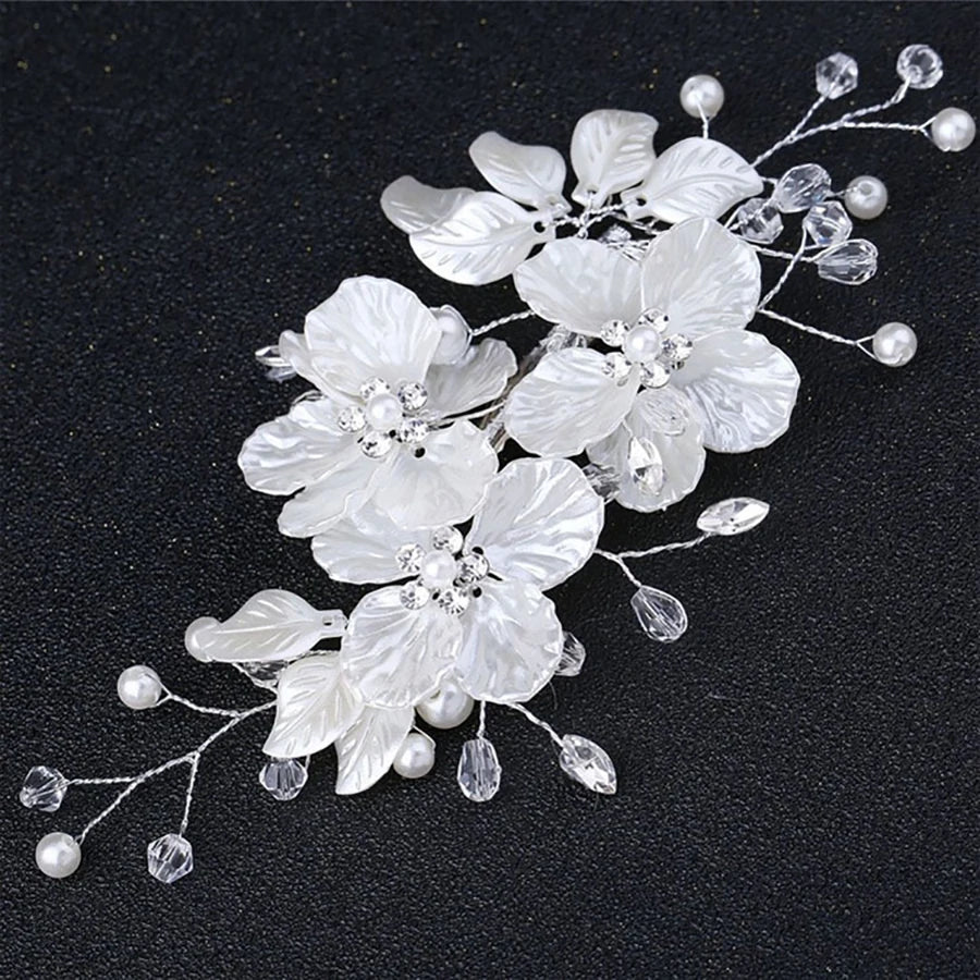 Pince à cheveux florale en perles de cristal tissée à la main pour mariée, avec des fleurs blanches et des perles délicates
