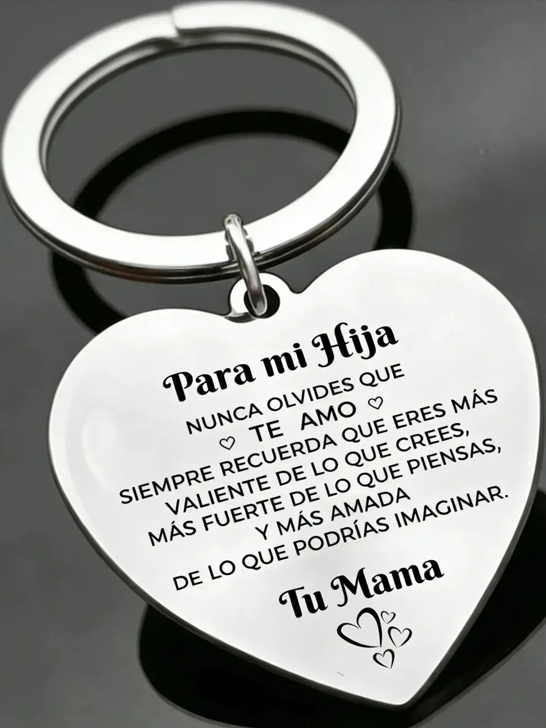 Llavero en forma de corazón plateado con texto español grabado para una madre