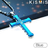 Colgante de cruz de acero inoxidable azul brillante con pequeñas piedras claras en una cadena de plata.