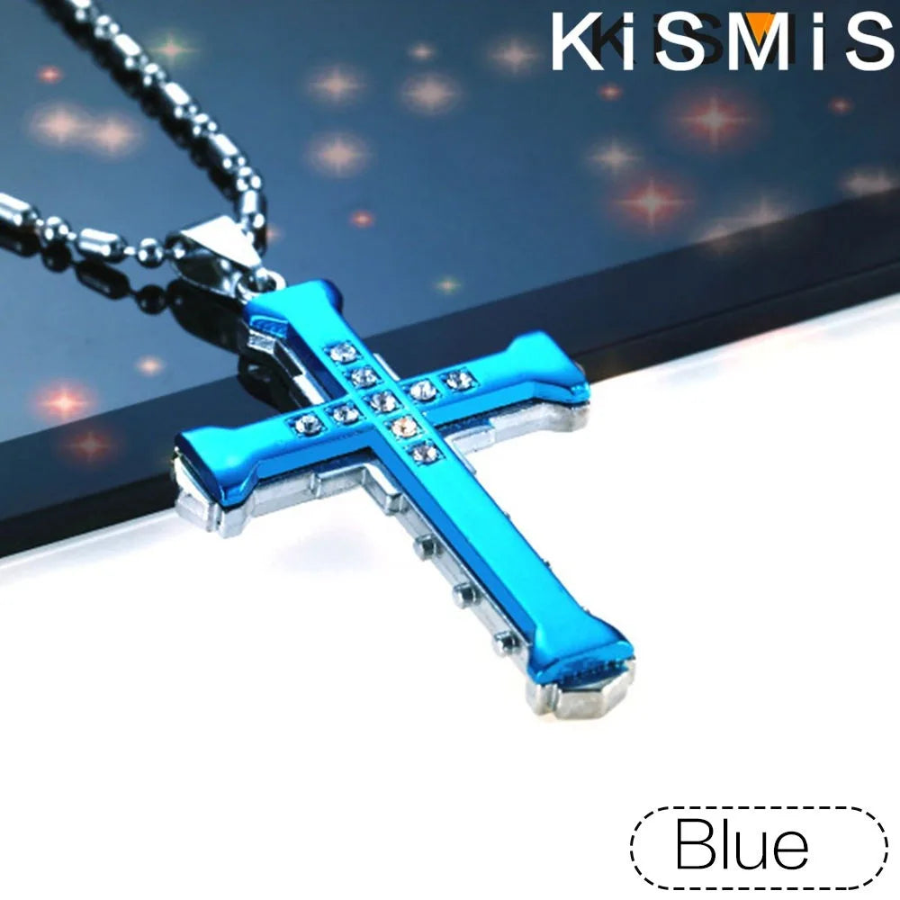 Colgante de cruz de acero inoxidable azul brillante con pequeñas piedras claras en una cadena de plata.