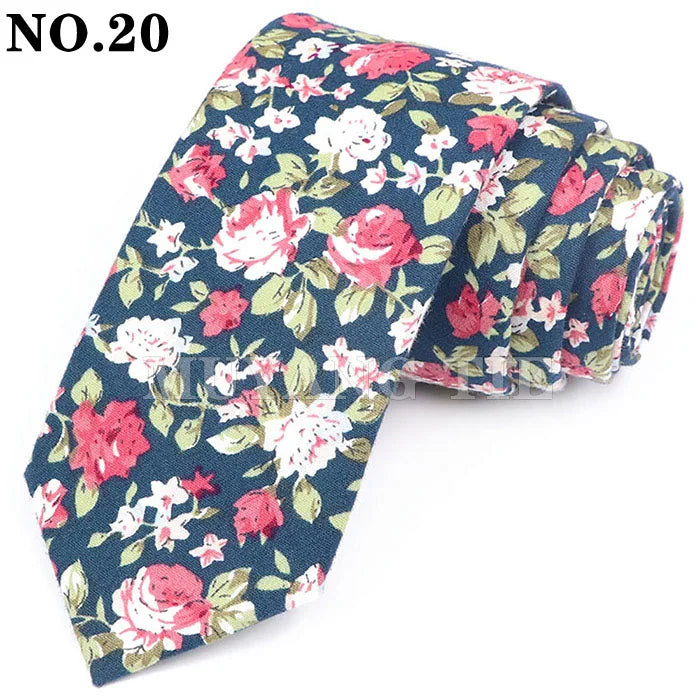 Nœud de coton à col bleu foncé imprimé de fleurs, avec des roses roses et blanches et des feuilles vertes.