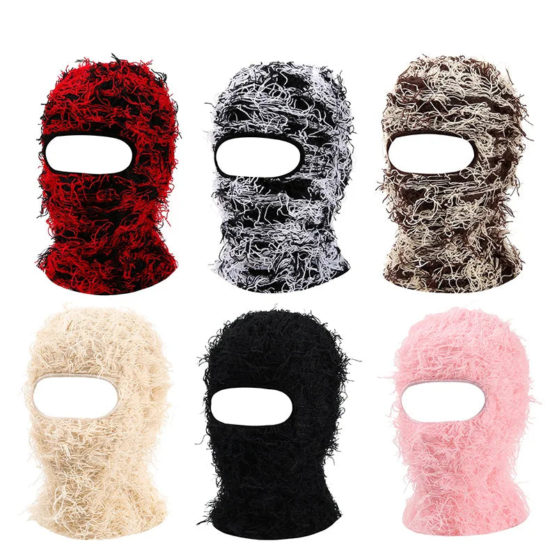 Collection de cinq bonnets balaclava en tricot camouflage abîlés : rouge, noir, marron, beige et rose.