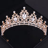 Tiare et couronne en cristal doré avec des motifs floraux complexes et des pierres claires.