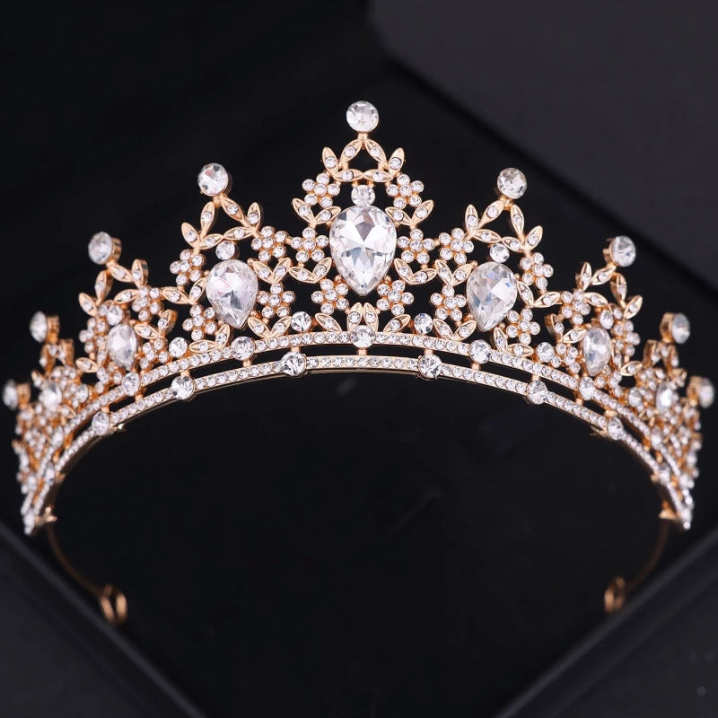 Tiare et couronne en cristal doré avec des motifs floraux complexes et des pierres claires.