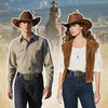 Una mujer con top blanco y jeans de mezclilla, cinturón de mezclilla western grabado y chaqueta de gamuza marrón.