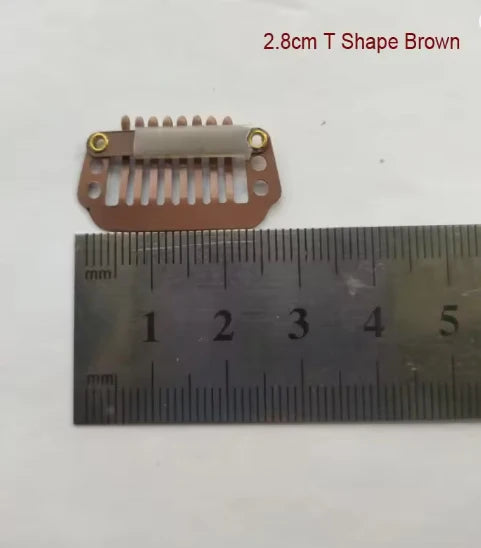 Pince d'extension de cheveux en forme de T marron, montrée à côté d'une règle pour l'échelle.
