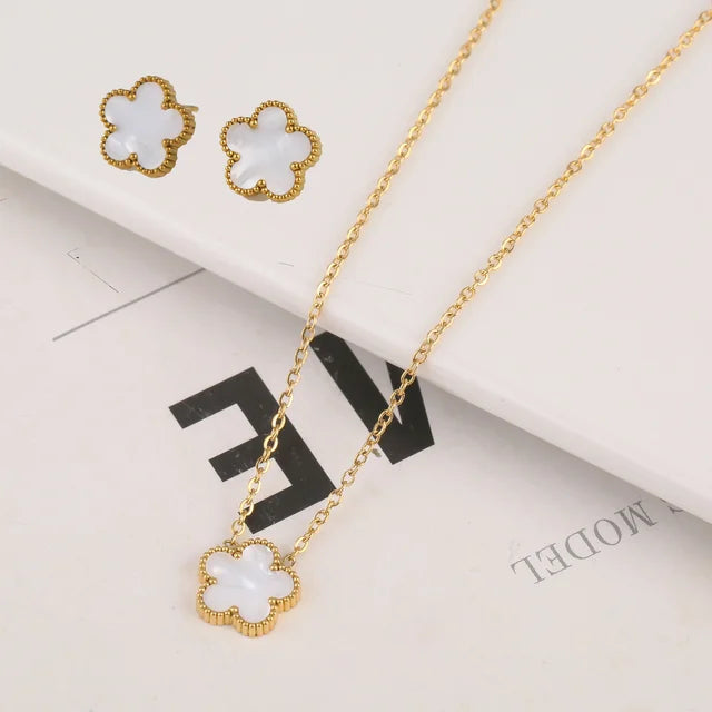 Pulsera de flores para planta de acero inoxidable chapado en oro con diseño de trébol blanco