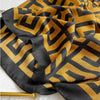 Luxuriälicher Baumwoll-Pashmina-Schal mit geometrischem Muster in Schwarz und Senfgelb.