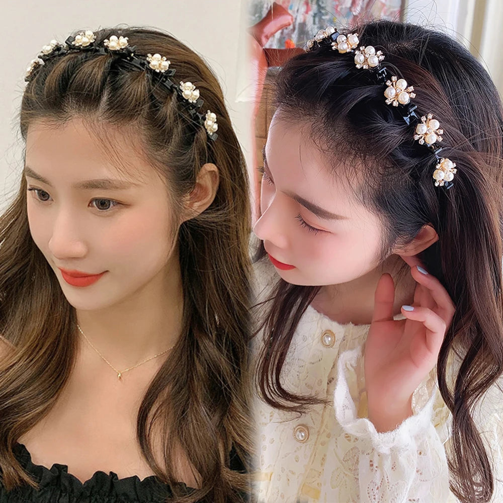 Gros plan d'une femme aux longs cheveux noirs portant des boucles d'oreilles en perles doubles.