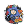 Broche émail circulaire avec des personnages d'un film d'horreur animé, incluant une fille et divers éléments effrayants.