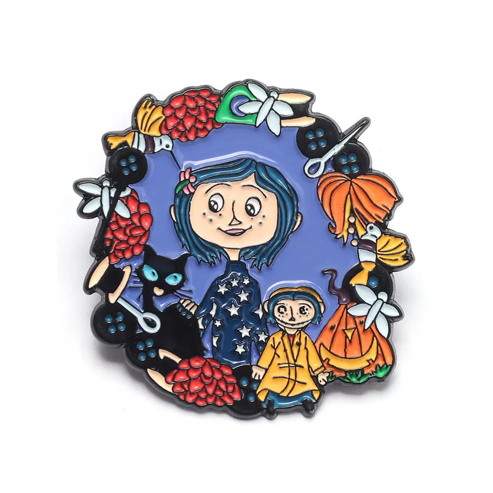Broche émail circulaire avec des personnages d'un film d'horreur animé, incluant une fille et divers éléments effrayants.