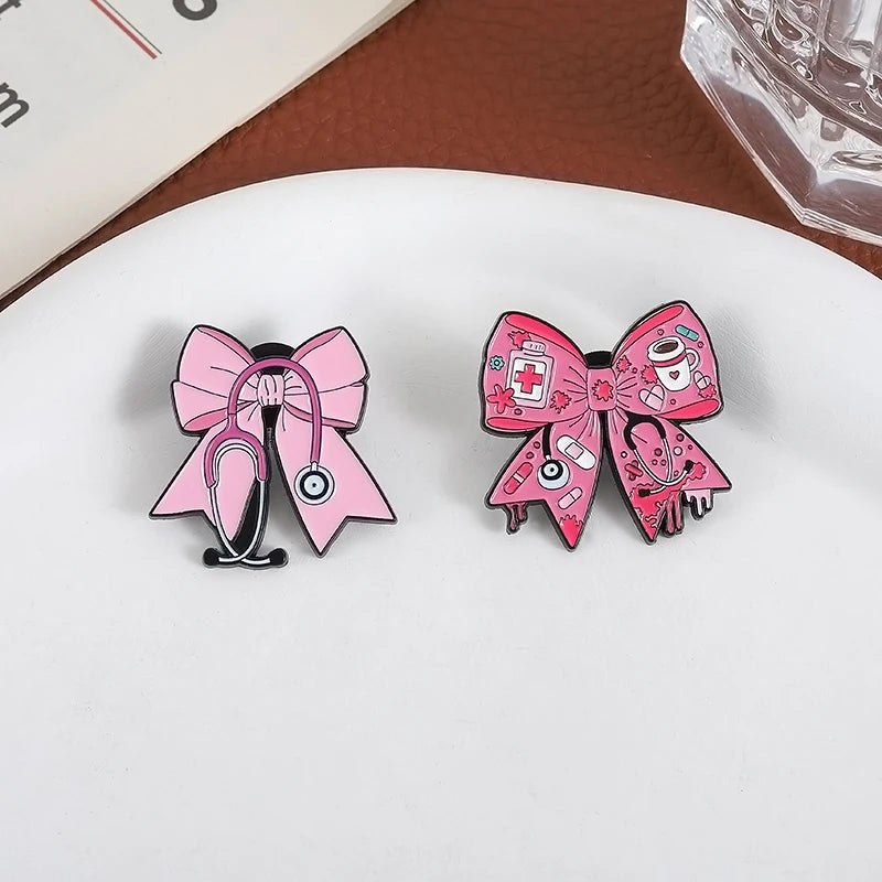 Pin de esmalte rosa con diseño de estetoscopio, lazo y varios símbolos médicos