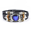 Stapel retro mehrlagiger Lederarmbänder mit silbernen und dunkelbraunen Perlen.