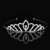 Tiara de cristal brillante para el cabello, exhibida sobre una superficie reflectante contra un fondo negro.