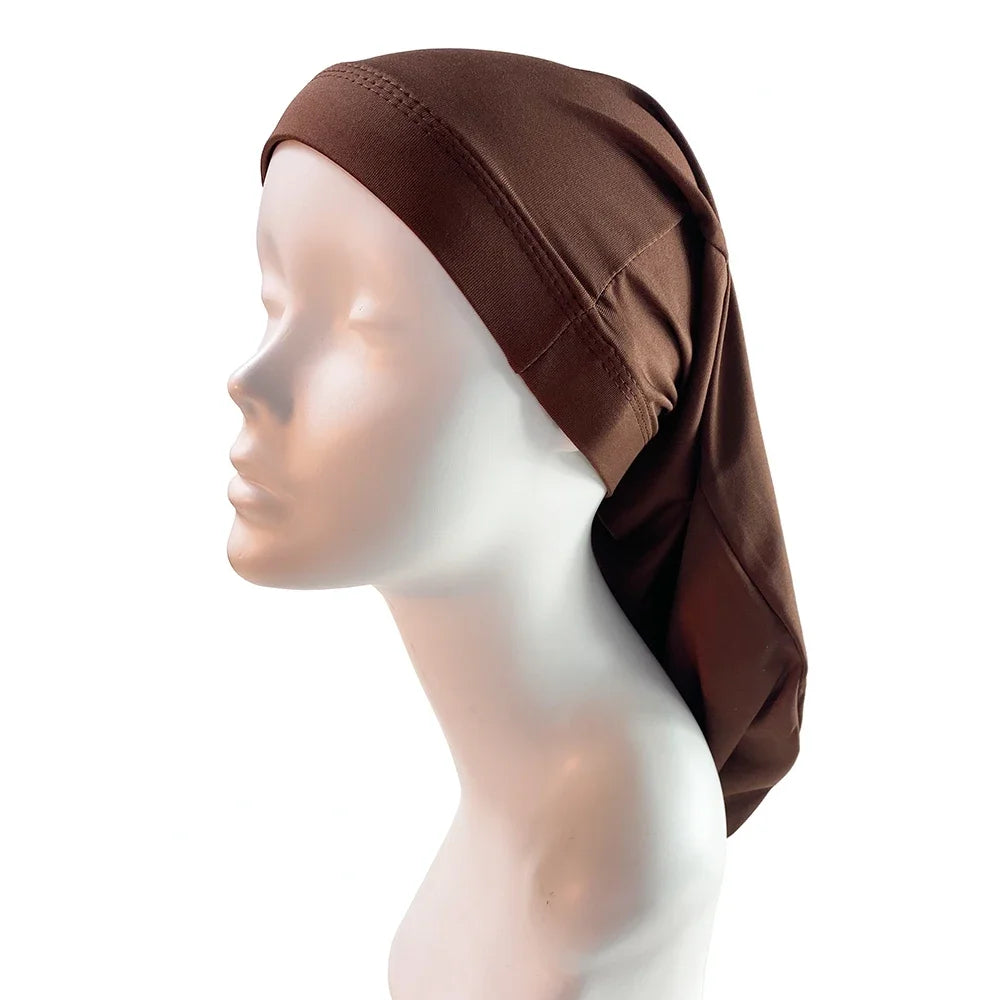 Bonnet/bandeau de dreadlocks marron unisexe sur mannequin blanc.