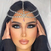 Una mujer modela una cadena de frente de varias capas con colgantes en forma de gotas de agua en su cabello y rostro oscuros.
