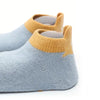 Hellblaue Stricksocken mit senffarbener Borte und Cartoon-Tiermuster