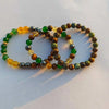 Collection de bracelets déclaration avec des perles de citrine et d'œil de tigre dans diverses nuances de vert, jaune et