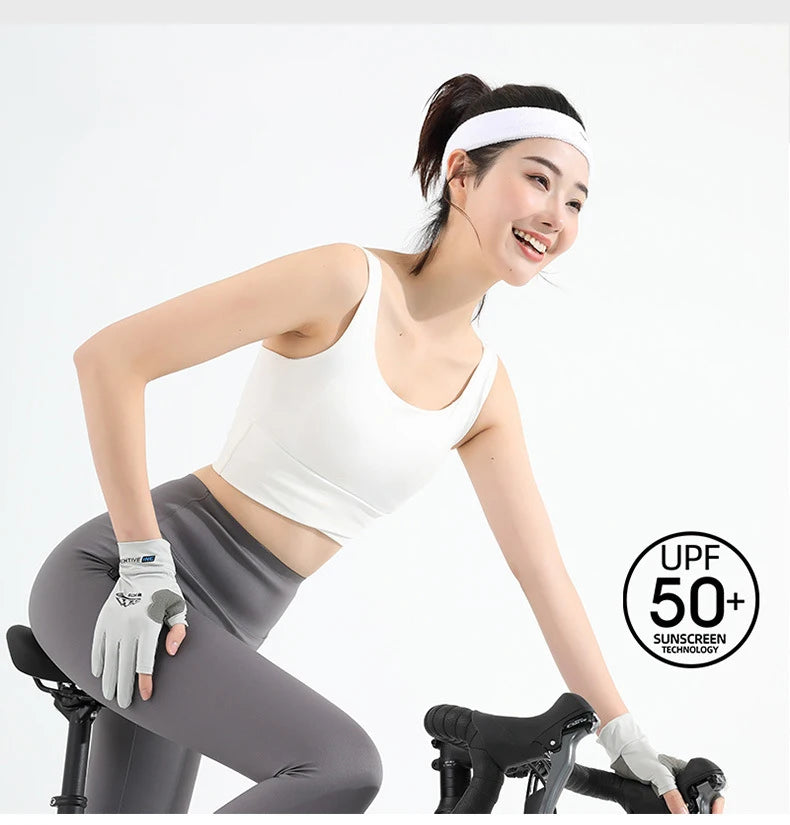 Femme souriante portant des gants de moto en soie UV blanche et un bandeau blanc, conduisant une moto.