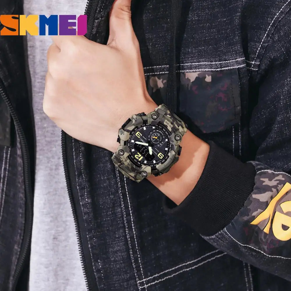 Gros plan d'une montre sportive numérique pour homme avec un bracelet camouflage vert foncé, portée sur un poignet contre une
