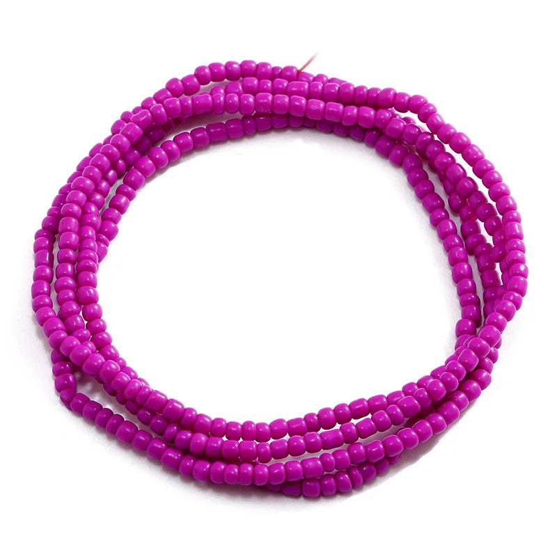 Cadena corporal de cuentas rosa flexible usada alrededor del cuello.