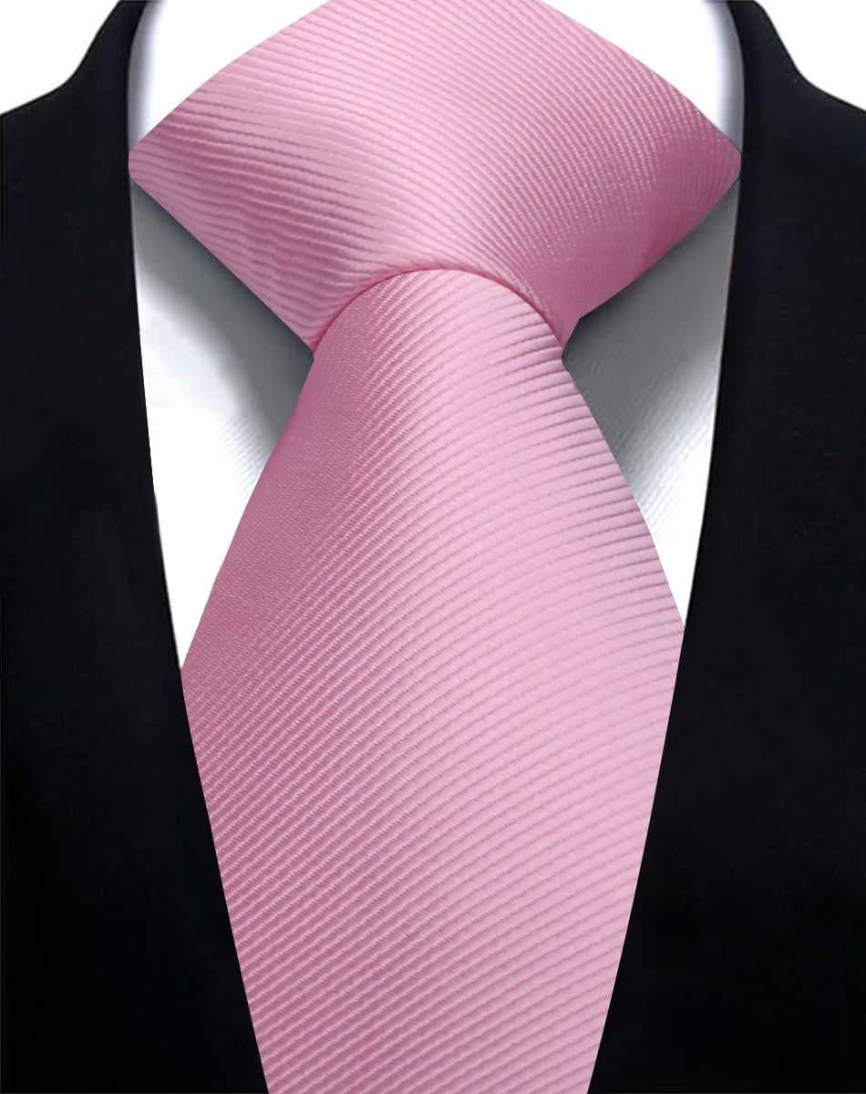 Pink gestreifter Krawattenknoten gegen schwarze Sakkojacke.