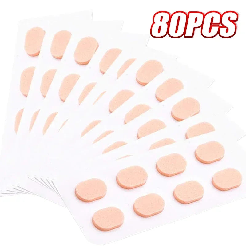 Una hoja de 80 almohadillas nasales anti-resbalantes reutilizables para gafas en color melocotón claro.