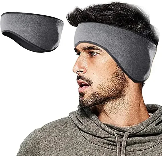 Ein Mann trägt einen grauen Fleece-Hoodie mit einer schwarzen Ohrabdeckung auf dem Kopf.