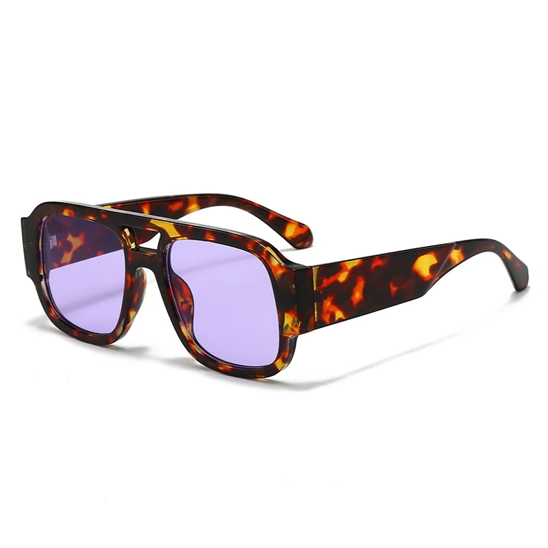 Lunettes de soleil carrées vintage avec un double pont et un motif de lentille marron et orange moucheté.