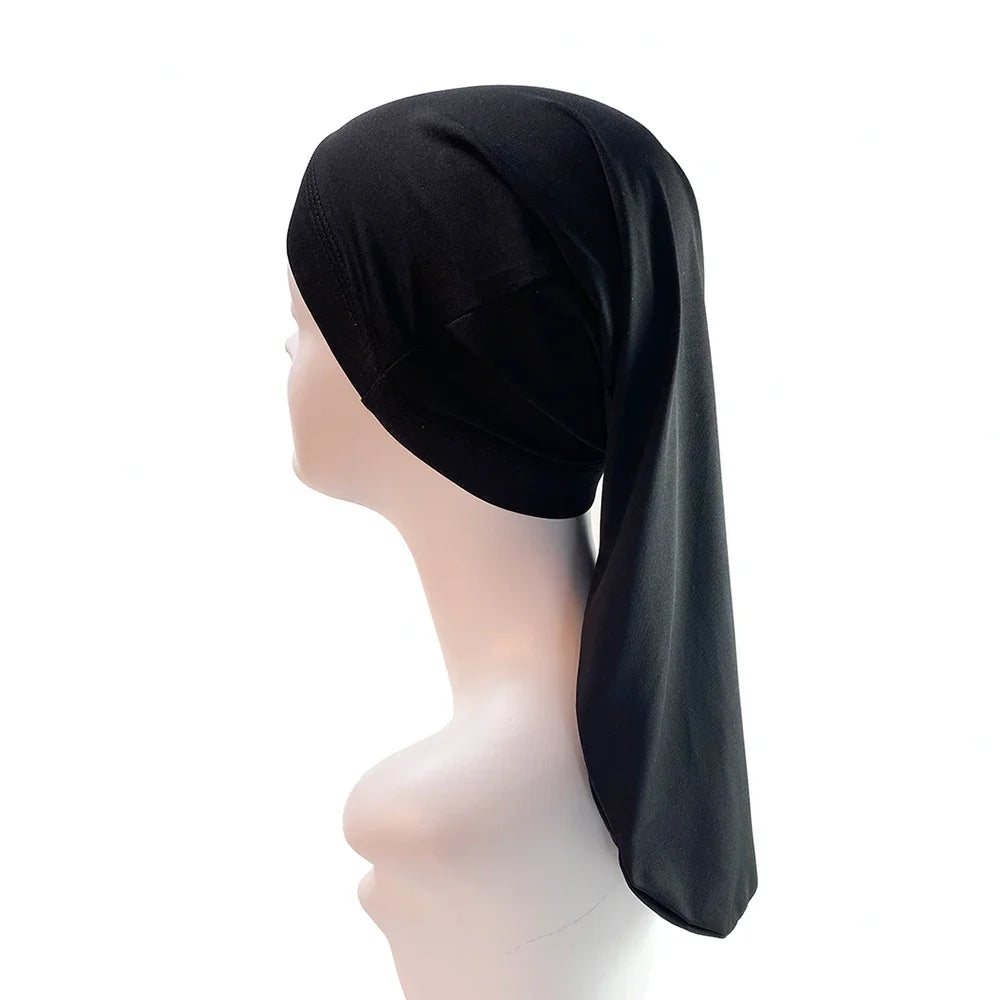 Bonnet/bandeau en dreadlocks noir unisexe présenté sur un mannequin.
