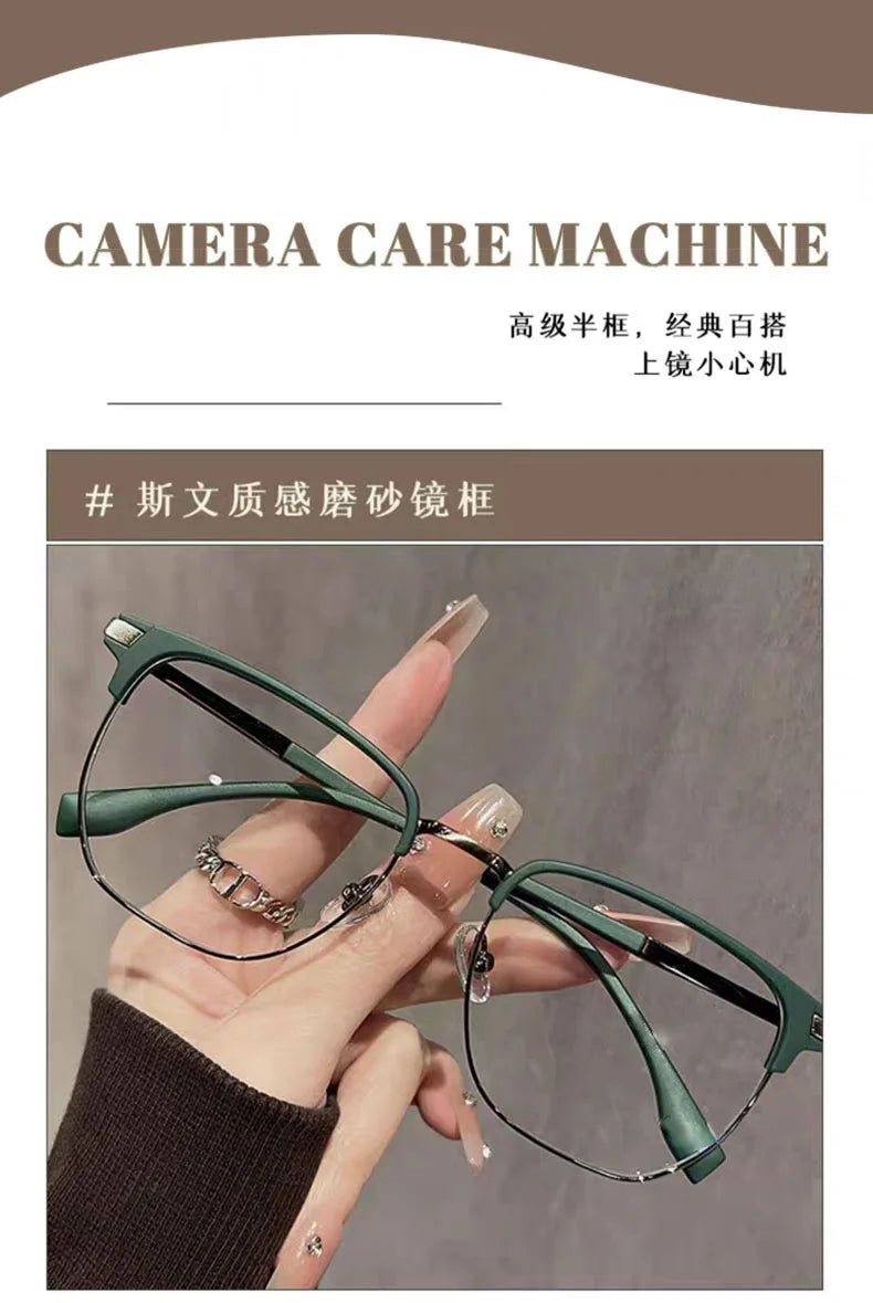 Eine Hand hält eine dunkelgrüne Anti-Blaulicht-Lesebrille mit dünnen Metallrahmen.