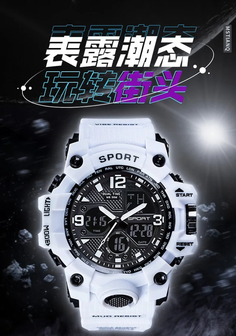 Gros plan d'une montre sportive numérique homme blanc et noir avec cadran sombre et lunette noire sur fond sombre