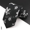 Schwarzes Luxus-Männer-Krawatte mit silbernem Blumen-Paisley-Muster auf dunkler Oberfläche.
