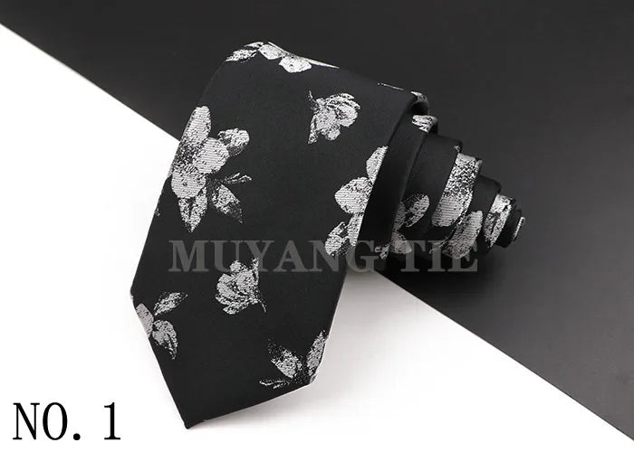 Schwarzes Luxus-Männer-Krawatte mit silbernem Blumen-Paisley-Muster auf dunkler Oberfläche.