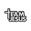 Broche émail noire avec le texte TEAM JESUS en police de caractères épaisse et un motif de croix.